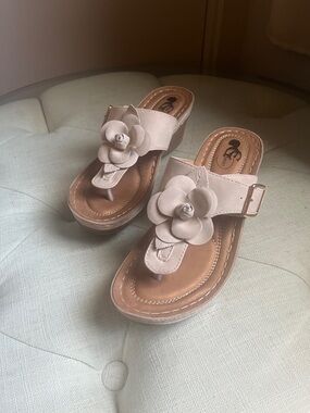 CG Shoes Like New Woman’s Size 7.5 Floral Wedge  Sandals — Beige